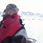 Anick-Marie en motoneige au Nunavut